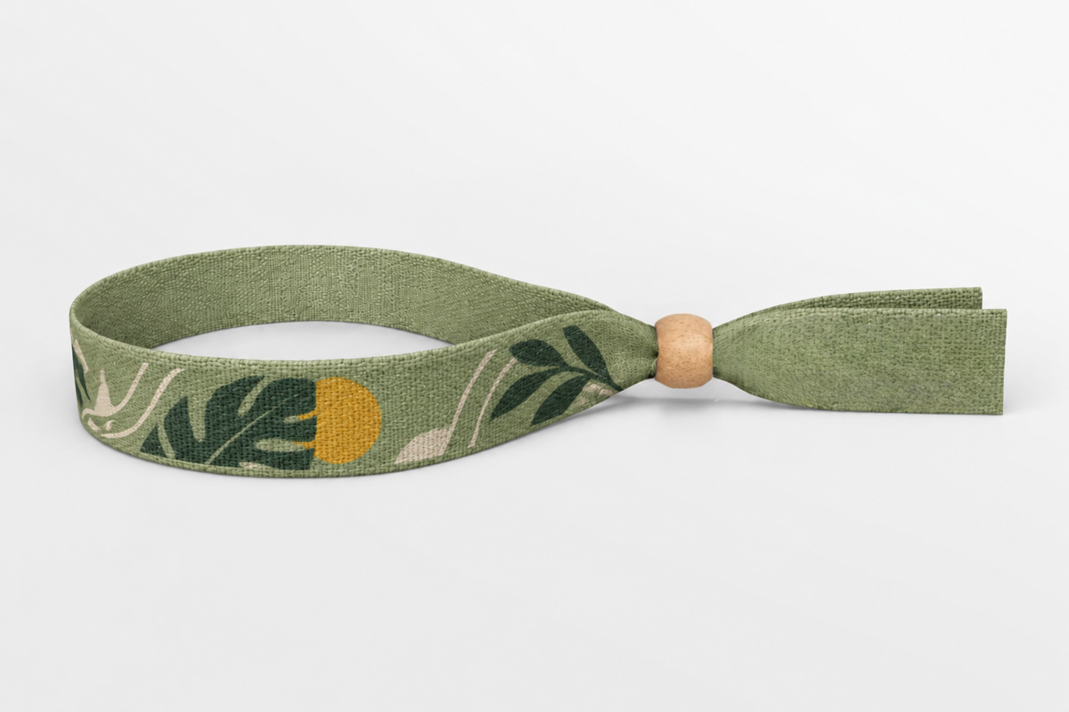 Bracelet en tissu de bambou vert avec imprimé feuilles et fermoir en bois