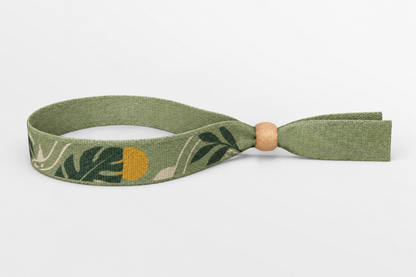 Bracelet en tissu de bambou vert avec imprimé feuilles et fermoir en bois