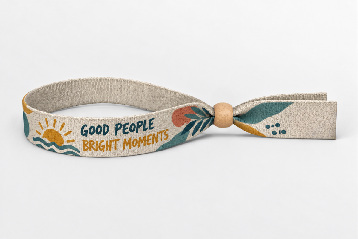 Bracelet en tissu de bambou beige avec impression colorée et fermoir en bois