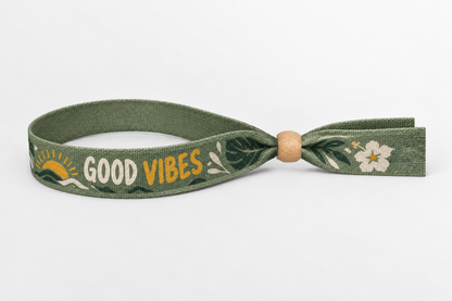 Bracelet en tissu de bambou vert avec impression Good Vibes et fermoir en bois