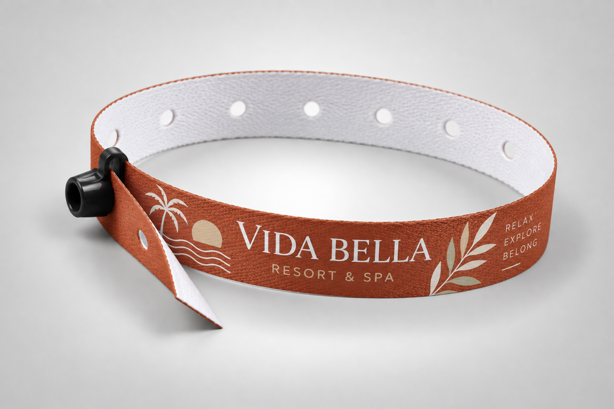 Bracelet en tissu orange avec fermoir pression et logo de resort imprimé