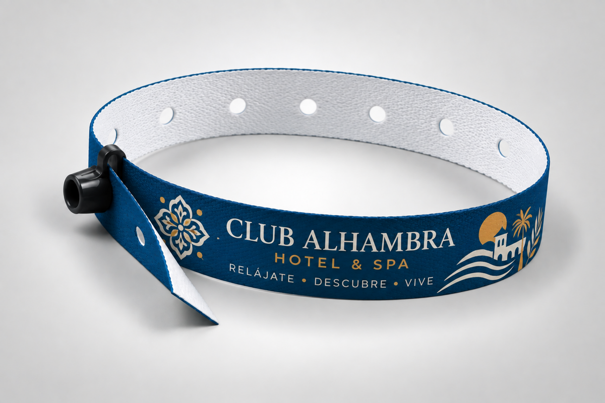 Bracelet en tissu bleu avec fermoir pression et logo d'hôtel imprimé