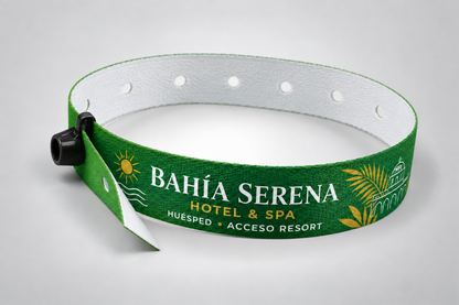 Bracelet en tissu vert avec fermoir pression noir et logo d'hôtel imprimé