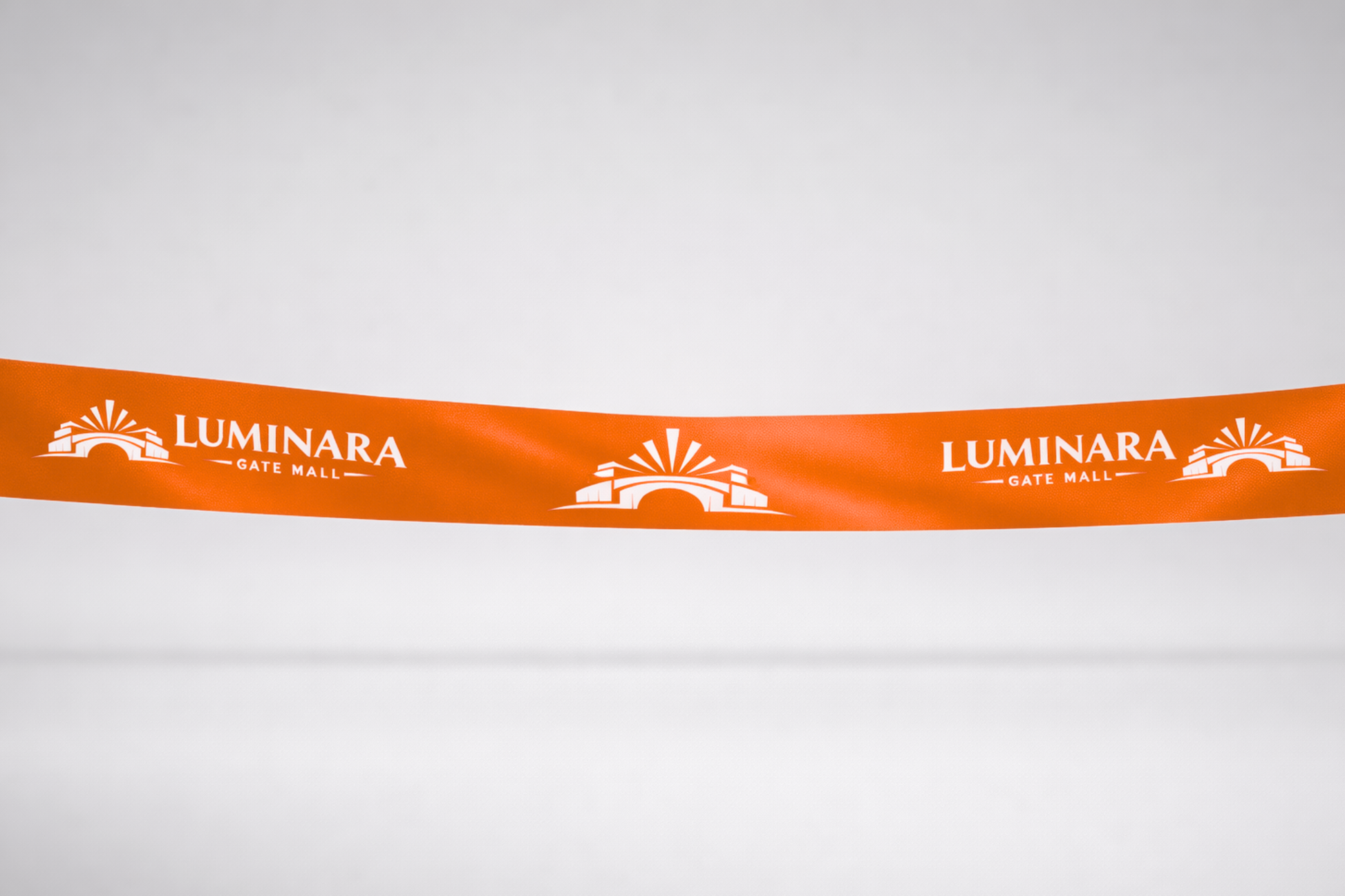 Ruban d'inauguration en satin ECO orange avec impression personnalisée de JM Band®.