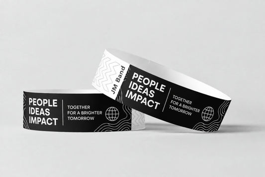 Deux bracelets en papier noirs avec impression blanche