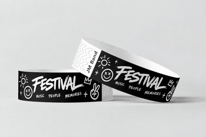 Deux bracelets en papier noirs avec impression blanche de festival