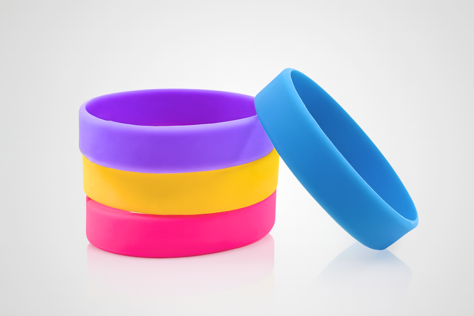 Un lot de bracelets en silicone colorés pour enfants, sans impression.