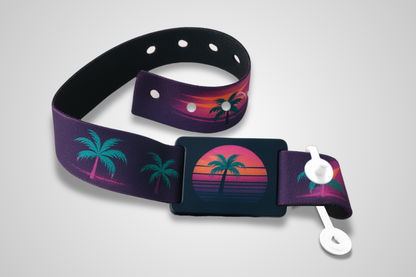 Photo d'un bracelet en tissu coloré avec fermeture à bouton et puce RFID